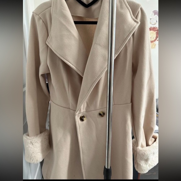Chic Cream Double-Breasted Coat with Faux‎ Fur Cuffs - Picture 11 of 11